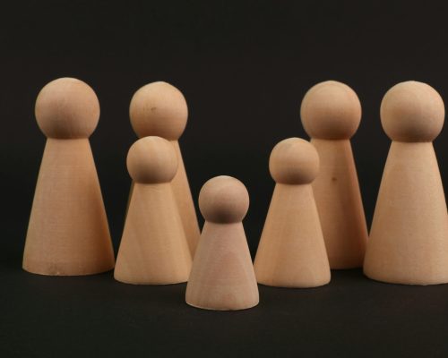 Männchen Gruppe vor schwarzem Hintergrund